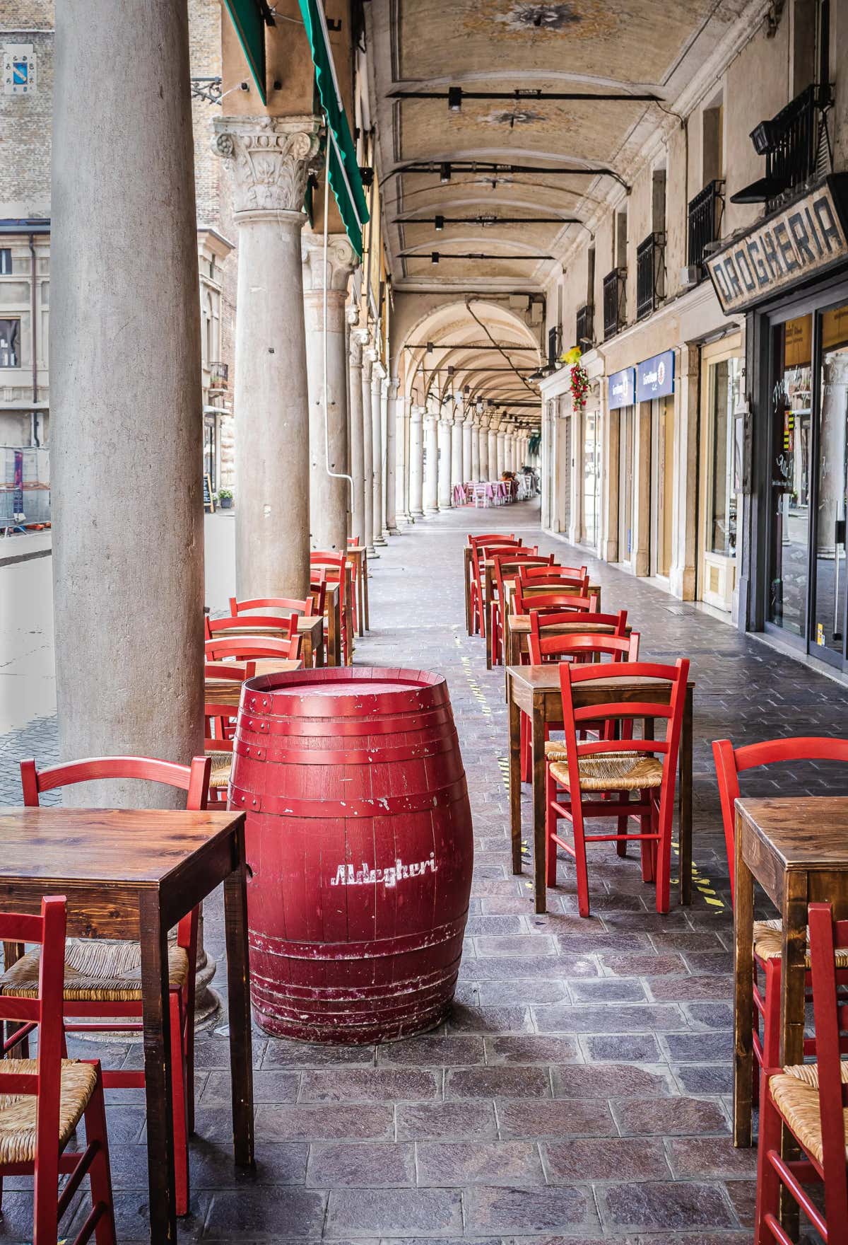 Straat in Mantova Italie met tafeltjes in het coronajaar 2020