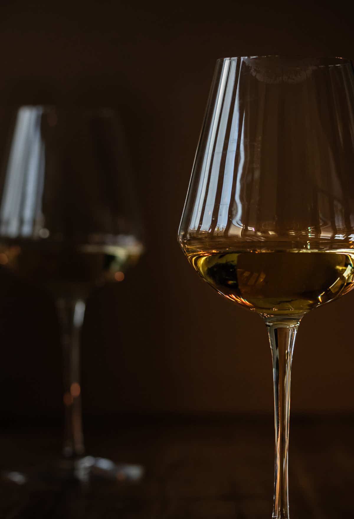 Sfeervolle witte wijnglazen in lowkey