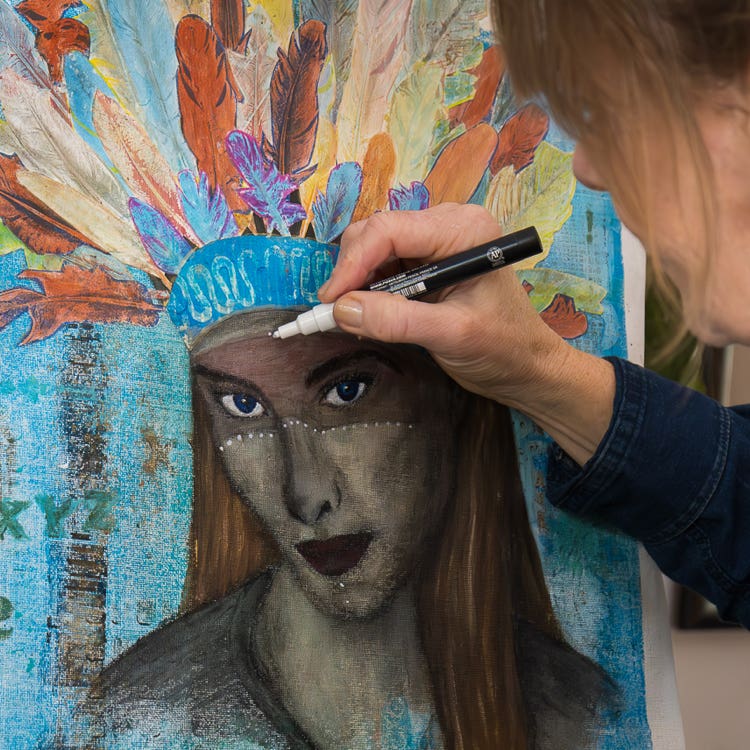 Lisette Boer brengt de laatste details aan op een monoprint van een indiaanse vrouw.
