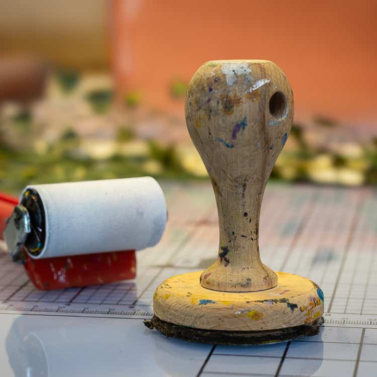 Monoprints apparaten die Lisette Boer gebruikt om haar kunstwerken te maken.