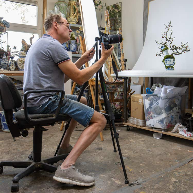 Het delen van foto’s van het proces kan helpen om een sterkere band met het publiek op te bouwen. Mensen zijn vaak geïnteresseerd in het verhaal achter het kunstwerk.