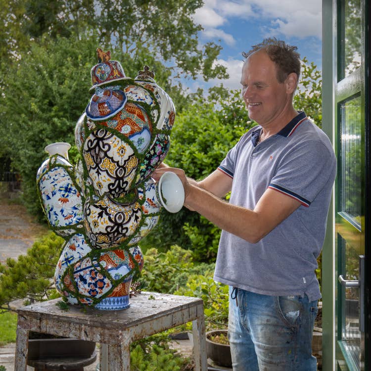 Het vastleggen van het creatieve proces middels fotografie biedt een schat aan voordelen voor beeldende kunstenaars, variërend van praktische toepassingen en zelfreflectie tot marketing en educatie. Het is een waardevol instrument dat de diepgang en rijkdom van het kunstenaarschap kan verrijken en versterken.