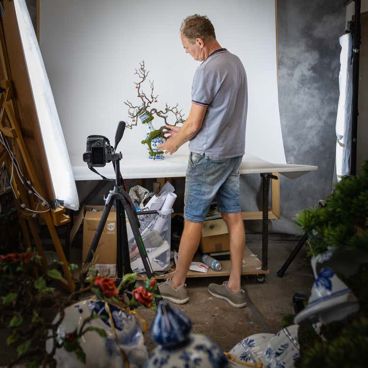 Foto’s van het werkproces bieden een chronologisch overzicht van de ontwikkeling van een kunstwerk. Dit kan waardevol zijn voor het bijhouden van de evolutie van een stuk en het creatieve proces van de kunstenaar in het algemeen.