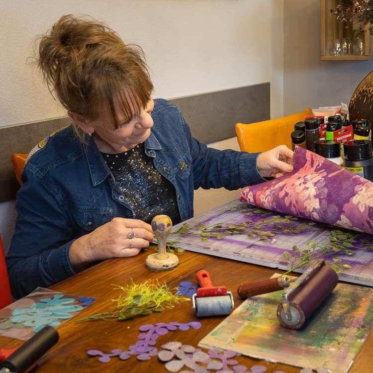 Na het aanstampen van de bladen verschijnt dan de monoprint, gemaakt door Lisette Boer.